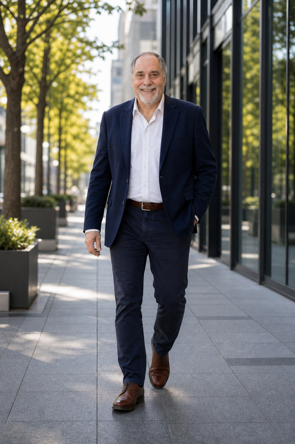 Gabriel Katz caminando en un entorno corporativo